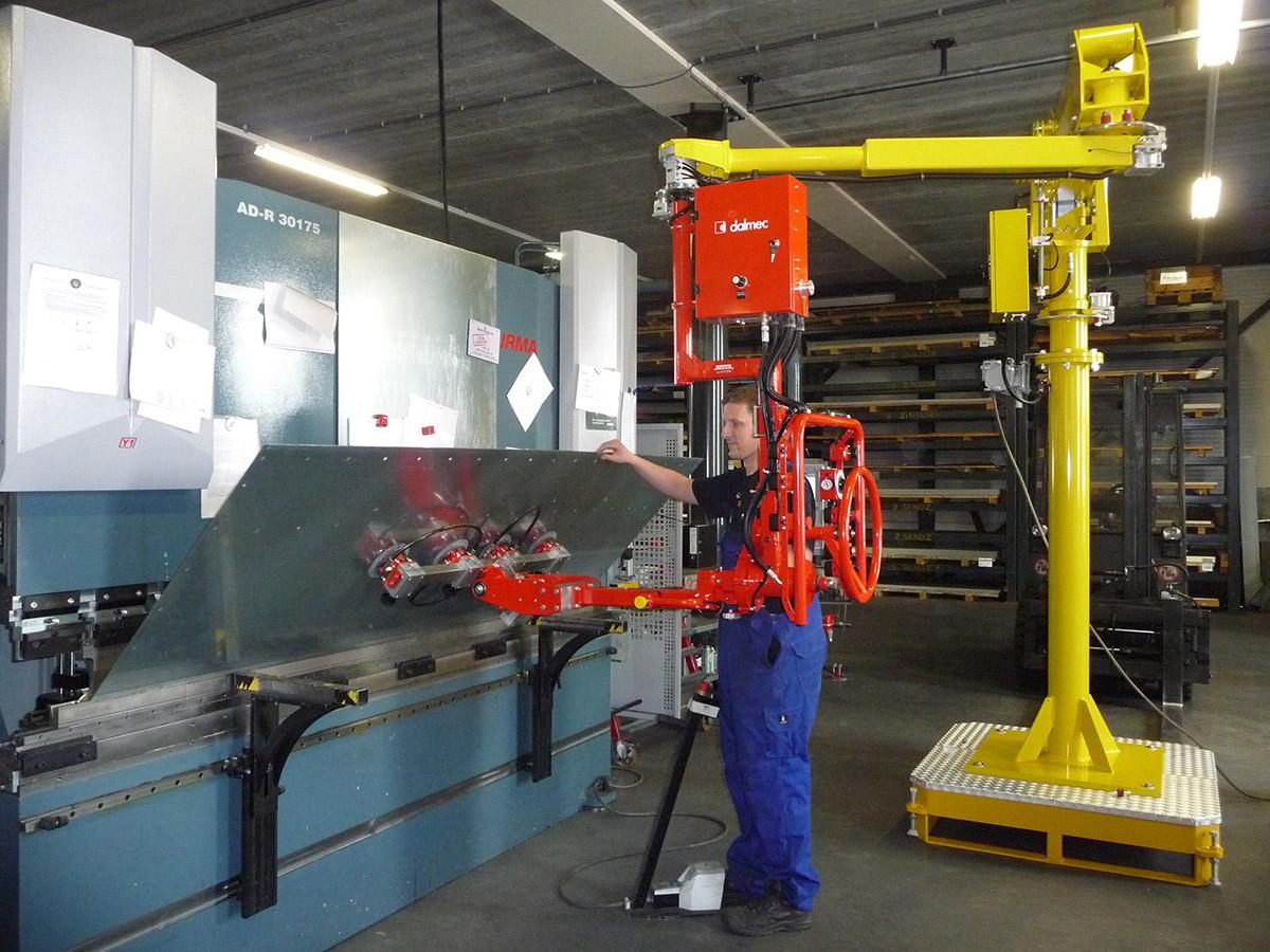 Platen tillen en heffen met pneumatische tilhulpen van Dalmec