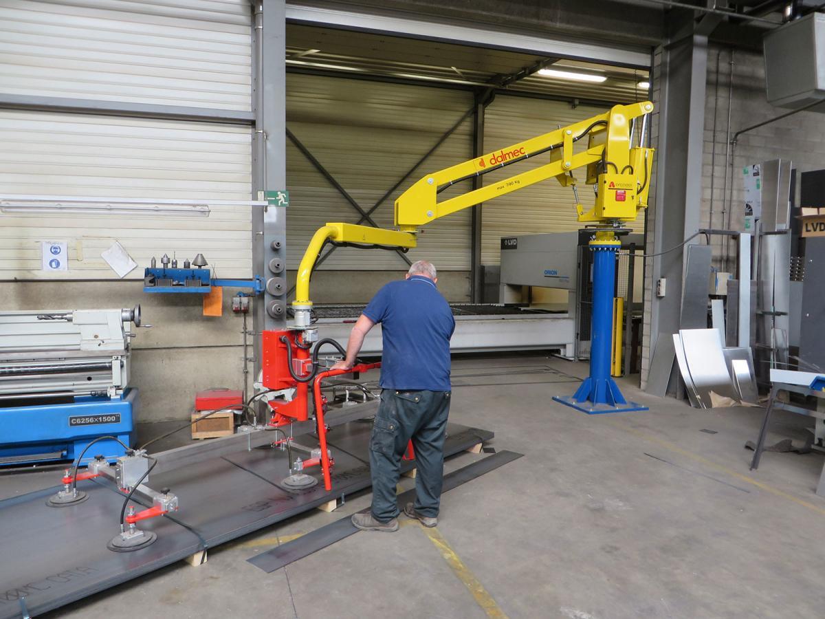 Platen tillen en heffen met pneumatische tilhulpen van Dalmec