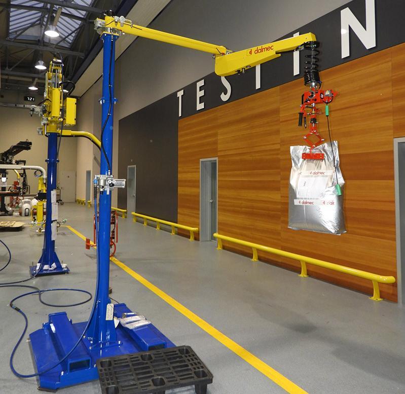 zakken ergonomisch heffen en tillen met een industriële tilhulp van Dalmec