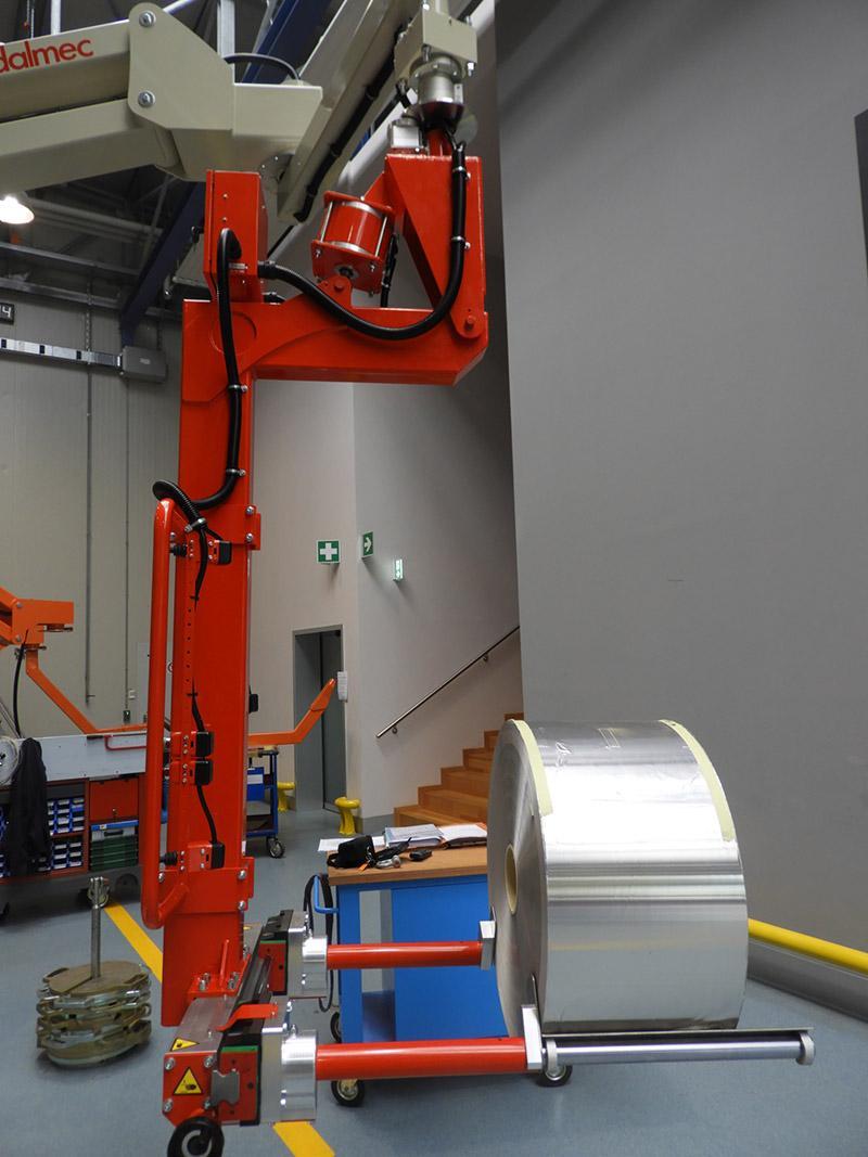Rollen en bobijnen heffen en tillen met een industriële manipulator