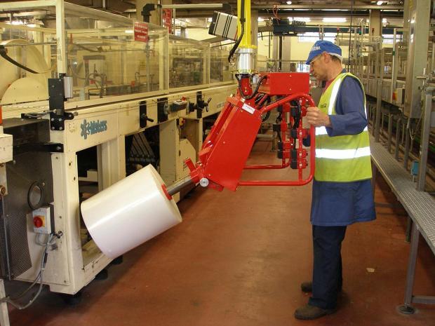 Rollen ergonomisch tillen en heffen met een manipulator met starre arm